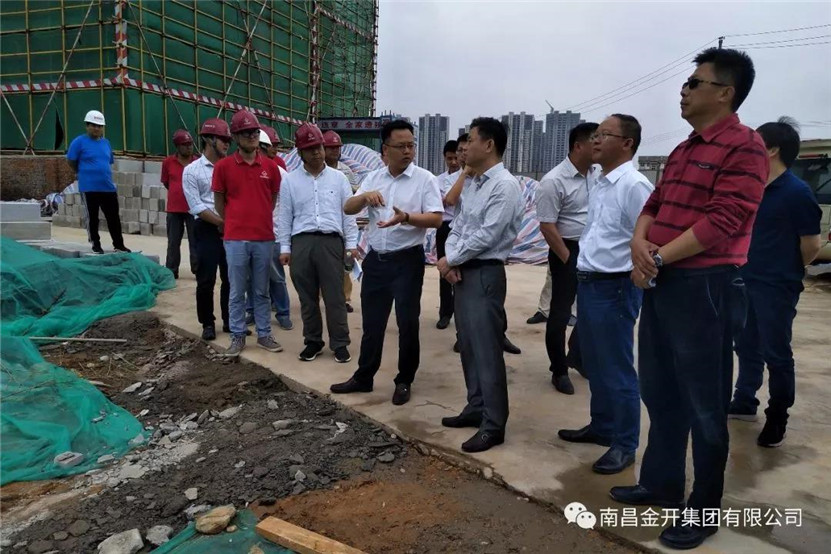 区党工委副书记程建兵前往青岚花园、赤府花园进行调研