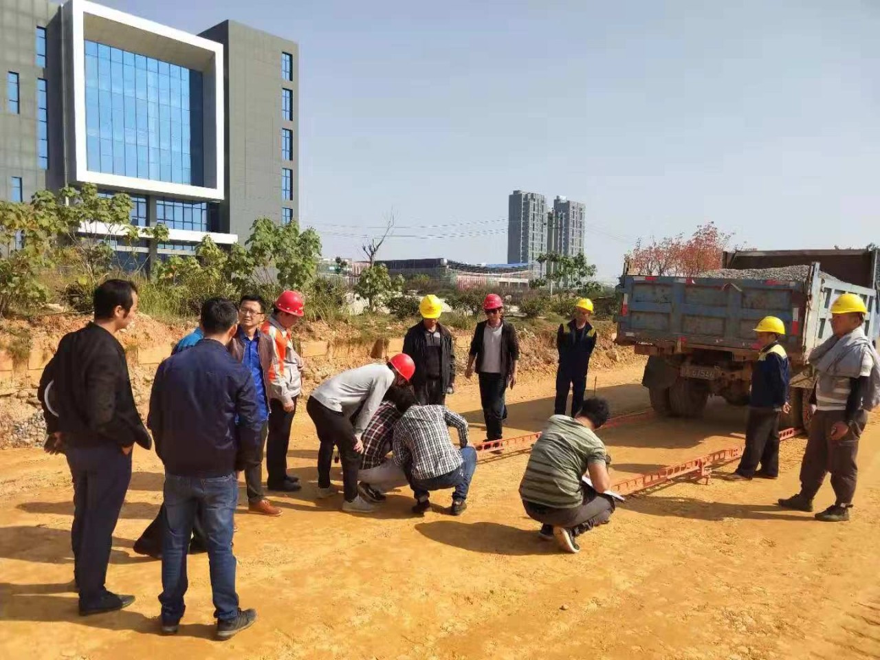 英雄大道首段路床处治顺利通过弯沉检测