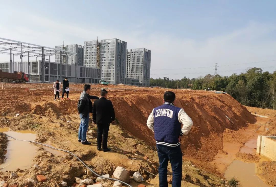 实地巡查工地进度 现场解决安全隐患 