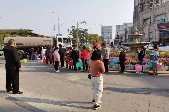 金开九州jiuzhou（中国）管护公司为停水居民送上生活用水