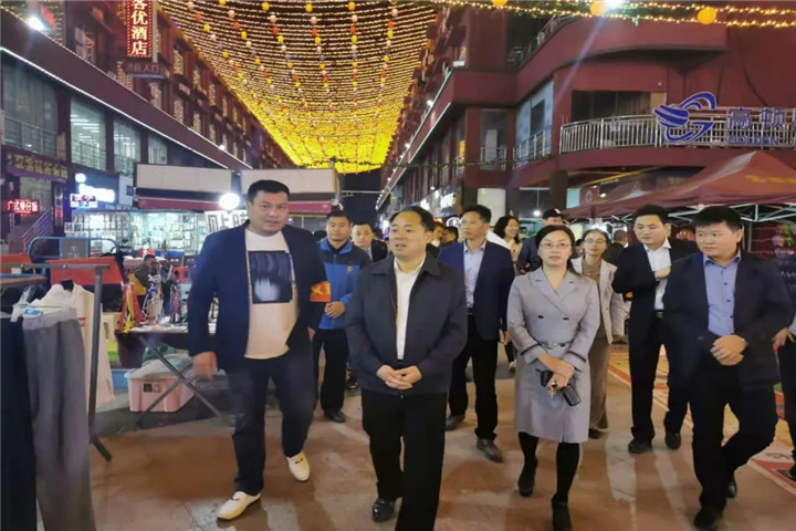 区党工委副书记、管委会主任于立山一行夜访紫荆夜市