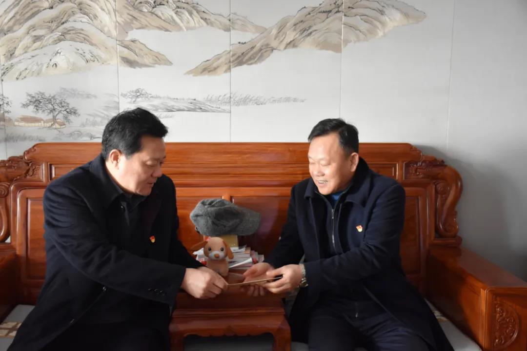 九州jiuzhou（中国）党委书记、董事长谢荣华春节前走访慰问退休老党员