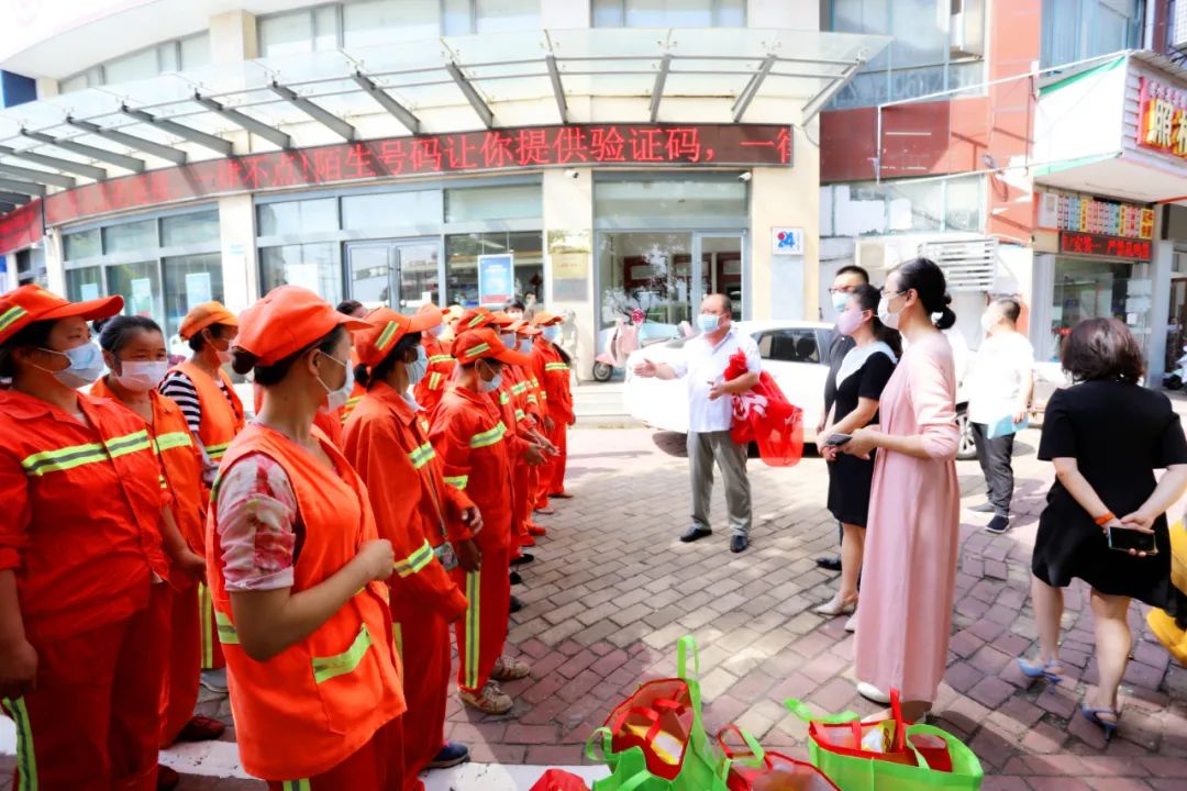 市总工会副主席张小芳一行来到经开区慰问一线环卫工人