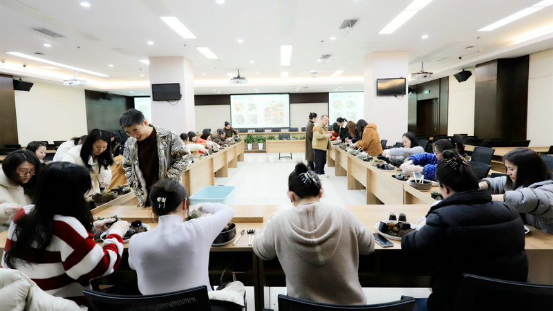 工会举办“芳华常在·笑靥如花”三八妇女节多肉DIY创意活动